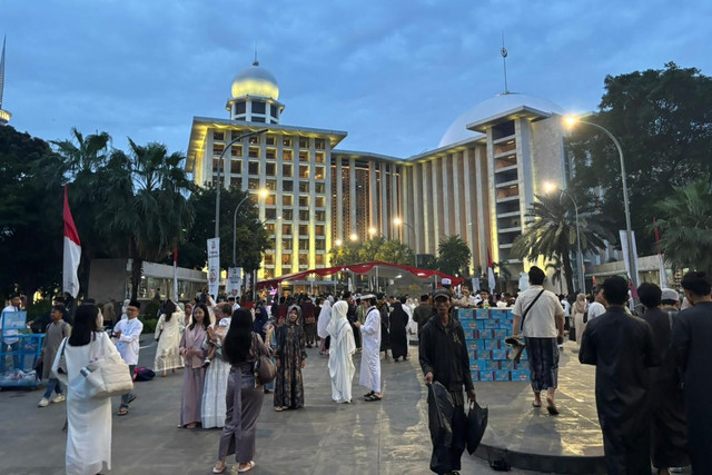 Umat muslim tiba jelang melaksanakan salat Idul Fitri 1447 H di Masjid Istiqlal, Jakarta, Sabtu (21/3/2026). Foto: Amira Nada Fauziyyah/kumparan