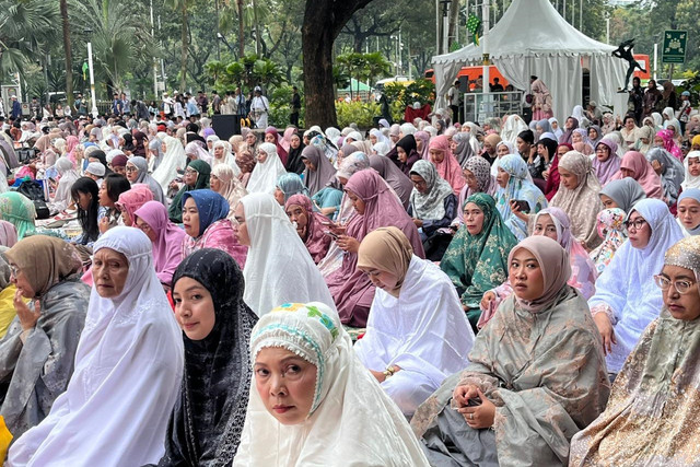 Umat muslim tiba jelang salat Idul Fitri 1447 H  di Balai Kota, Jakarta Pusat, Sabtu (21/3/2026). Foto: Nasywa Athifah/kumparan