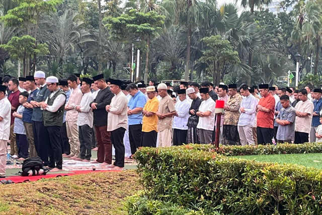 Umat muslim melaksanakan salat Idul Fitri 1447 H di Balai Kota, Jakarta, Sabtu (21/3/2026). Foto: Nasywa Athifah/kumparan
