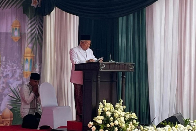 Wakil Presiden Indonesia ke-13 Ma'ruf Amin menyampaikan khutbah salat Idul Fitri 1447 H di Balai Kota, Jakarta, Sabtu (21/3/2026). Foto: Nasywa Athifah/kumparan