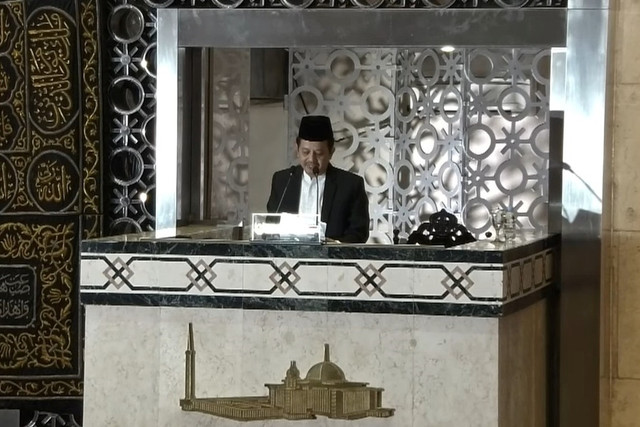 Ustaz H. Ahmad Rofiuddin Mahfudz menyampaikan khutbah salat Idul Fitri 1447 H di Masjid Istiqlal, Jakarta, Sabtu (21/3/2026). Foto: YouTube/ Masjid Istiqlal TV