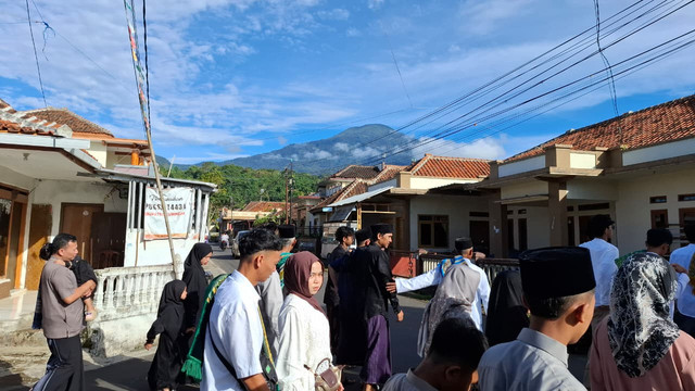 Umat muslim usai melaksanakan salat Idul Fitri 1447 H di Cipari, Kecamatan Cigugur, Kabupaten Kuningan, Sabtu (21/3/2026). Foto: Agaton Kenshanahan/kumparan