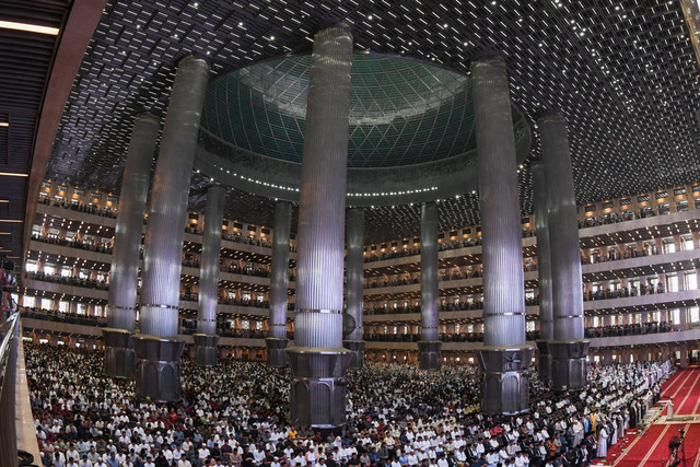 Umat muslim melaksanakan salat Idul Fitri 1447 H di Masjid Istiqlal, Jakarta, Sabtu (21/3/2026). Foto: Aditya Pradana Putra/ANTARA FOTO