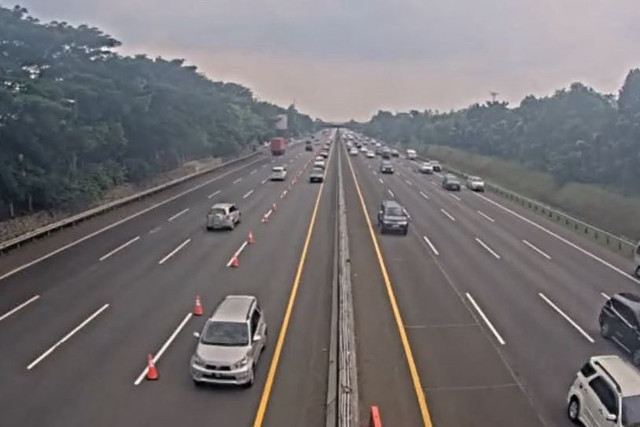 Kondisi lalu lintas di Tol Jakarta-Cikampek, Sabtu (21/3/2026). Foto: CCTV Kemenhub