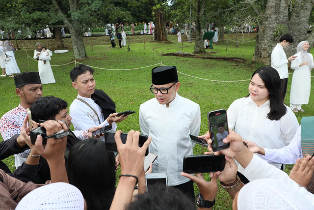 Wamendagri Bima Arya di Taman Reinwardt usai melaksanakan salat Idul Fitri 1447 H di Kebun Raya Bogor, Jawa Barat, Sabtu, Sabtu (21/3/2026). Foto: Kemendagri RI