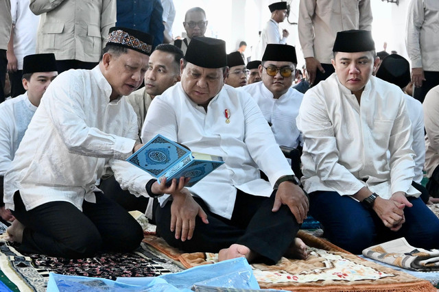 Mendagri Tito Karnavian saat mendampingi Presiden Prabowo Subianto salat Idul Fitri 1447 H di Masjid Darussalam, Aceh Tamiang, Aceh, Sabtu (21/3/2026). Foto: Kemendagri RI