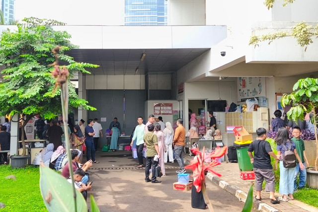 Momen sejumlah keluarga menjenguk tahanan korupsi di Rumah Tahanan (Rutan) Komisi Pemberantasan Korupsi (KPK) Gedung Merah Putih, Kuningan, Jakarta Selatan, Sabtu (21/3/2026). Foto: Jeni Ritanti/kumparan