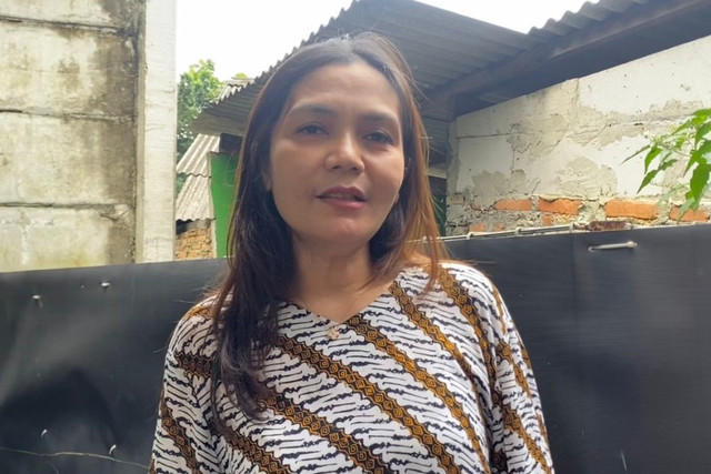 Silvia Rinita Harefa, istri mantan Wakil Menteri Ketenagakerjaan (Wamenaker) Immanuel Ebenezer saat mengunjungi Rutan KPK Gedung Merah Putih, Jakarta Selatan, saat momen Lebaran, Sabtu (21/3/2026).  Foto: Jeni Ritanti/kumparan