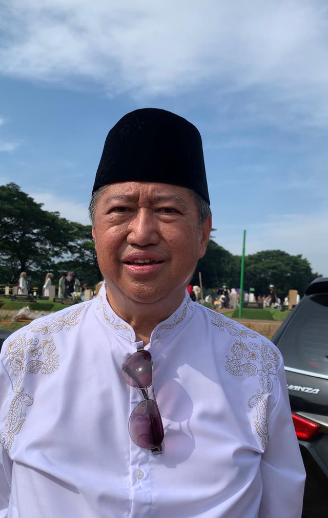 Harry Kiss usai ziarah ke makam Vidi Aldiano di TPU Tanah Kusir, Jakarta Selatan, Sabtu (21/3/2026). Foto: Vincentius Mario/kumparan