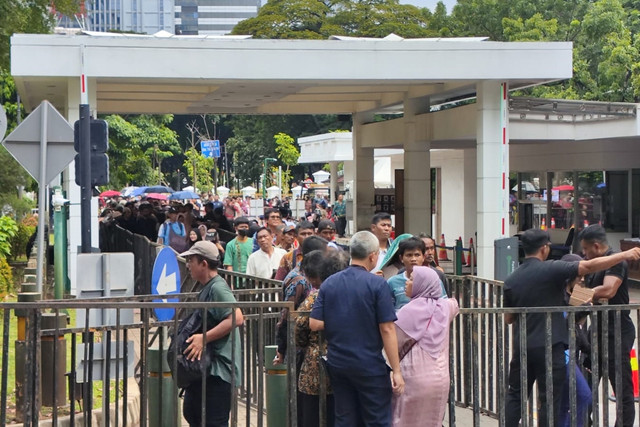 Warga mengantre dan menunggu masuk untuk halalbihalal bersama Presiden Prabowo Subianto di Kompleks Istana Kepresidenan, Jakarta, Sabtu (21/3/2026). Foto: Jonathan Devin/kumparan