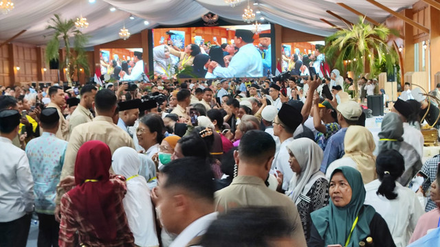 Presiden Prabowo Subianto menyapa warga yang menghadiri halalbihalal di Istana Kepresidenan Jakarta, Sabtu (21/3/2026). Foto: Jonathan Devin/kumparan