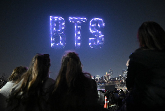 Boy group K-pop BTS tampil dalam konser di Gwanghwamun Square, Seoul (21/3). Foto: Jung Yeon-je/AFP