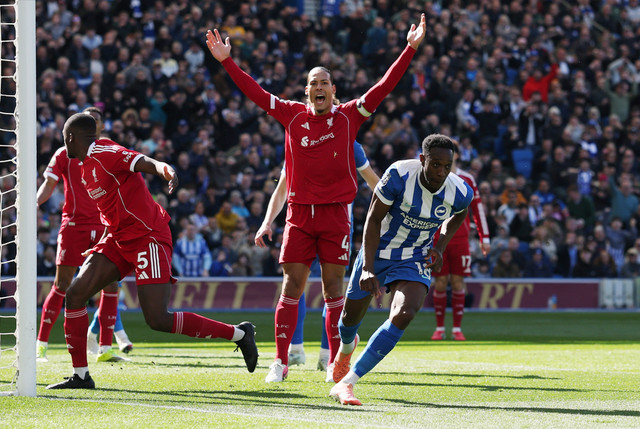 Pertandingan Premier League antara Brighton & Hove Albion melawan Liverpool berlangsung di The American Express Community Stadium (21/3). Foto: Paul Childs/REUTERS