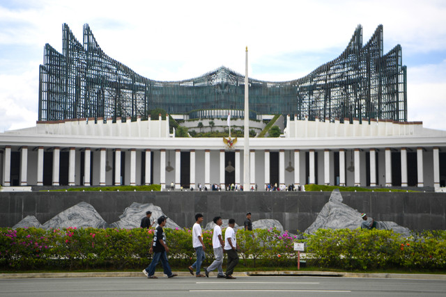 Sejumlah pengunjung berjalan di depan Istana Negara di Kawasan Inti Pusat Pemerintahan (KIPP), Ibu Kota Nusantara (IKN), Penajam Paser Utara, Kalimantan Timur, Sabtu (21/3/2026). Foto: M Risyal Hidayat/ANTARA FOTO