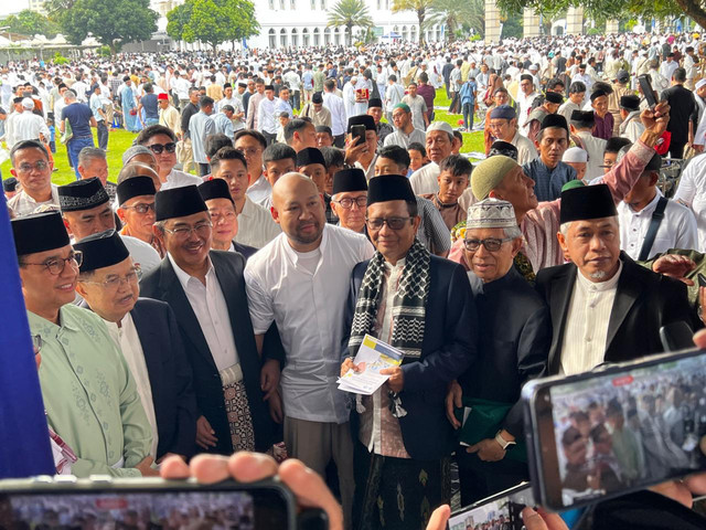 Anies, JK hingga Didit bertemu usai salat Id di Masjid Al-Azhar, Jakarta Selatan, Sabtu (21/3). Foto: X/@JimlyAs