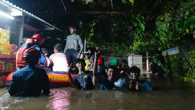 Evakuasi banjir di Cibubur, Ciracas, Jakarta Timur, Sabtu (21/3). Foto: Dok. Damkar Jakarta Timur