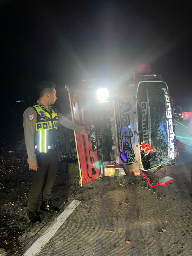 Bus tabrak truk di Tol Solo-Ngawi, Sabtu (21/3). Foto: Dok. Polres Ngawi