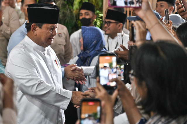 Presiden Prabowo Subianto (kiri) menyapa warga dalam halalbihalal dalam rangka Hari Raya Idul Fitri 1447 Hijriah di kompleks Istana Kepresidenan, Jakarta, Sabtu (21/3/2026).  Foto: Bayu Pratama S/ANTARA FOTO