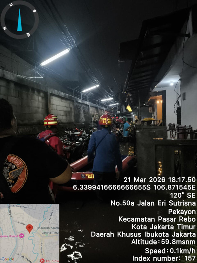Evakuasi banjir di Pasar Rebo, Jakarta Timur, Sabtu (21/3). Foto: Dok. Damkar Jakarta Timur