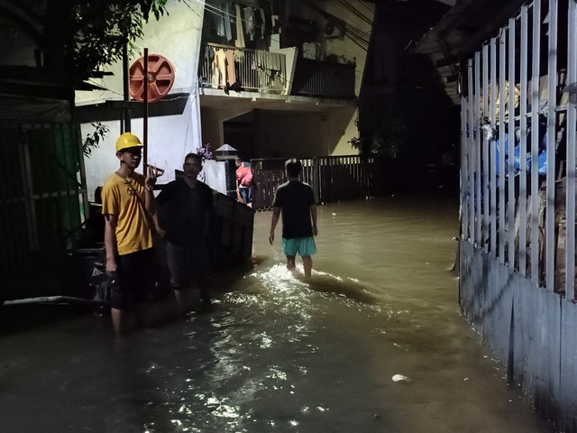 Kondisi banjir yang menggenangi Jalan Harmed, RT 10 RW 07, Pekayon, Jakarta Timur pada Sabtu (21/3). Foto: Ryan Iqbal/kumparan