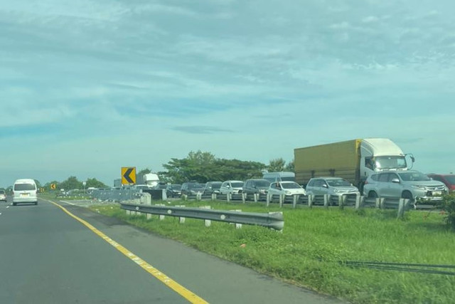 Kendaraan terjebak kemacetan Tol Cikopo-Palimanan, Minggu (22/3/2026). Foto: Randy/kumparan