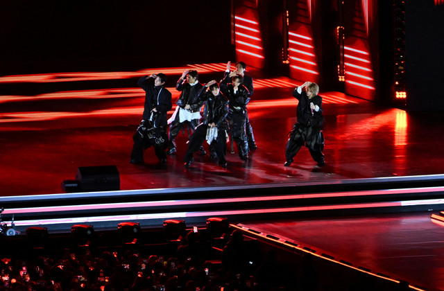 Grup Kpop BTS tampil dalam konser 'BTS The Comeback Live Arirang' di pusat kota Seoul, Korea Selatan, Sabtu (21/3/2026). Foto: Kim Min-Hee/Pool via REUTERS