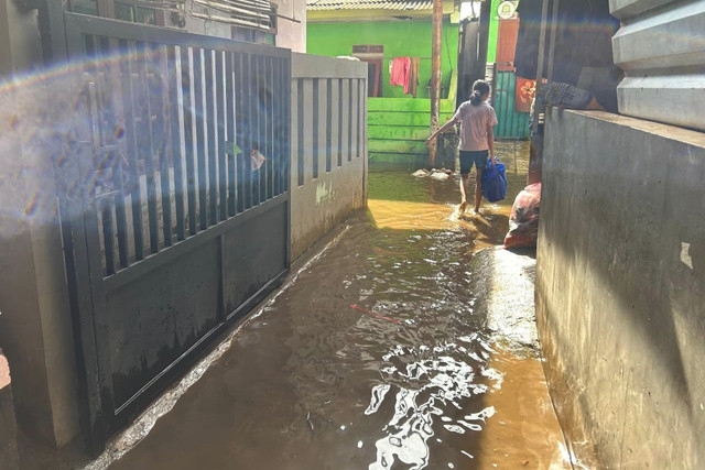 Situasi terkini banjir yang melanda Jalan H Hanafi, Ciracas, Jakarta Timur, Minggu (22/3/2026). Foto: Nauval Pratama/kumparan
