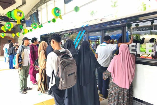 Sejumlah penumpang memadati Halte TransJakarta Bundaran HI, Jakarta, Minggu (22/3/2026). Foto: Jeni Ritanti/kumparan