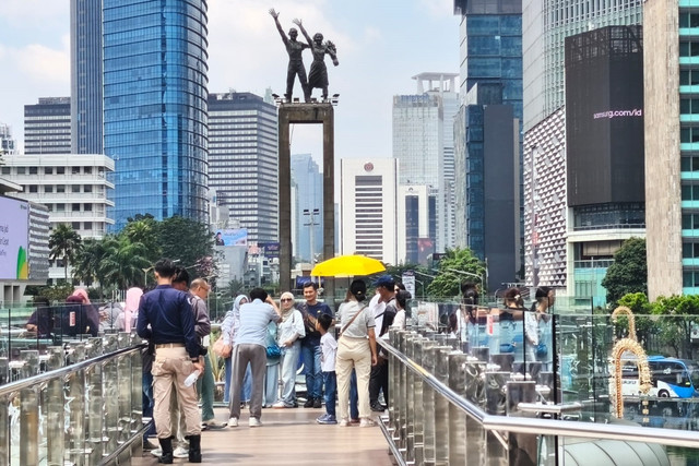 Warga antre untuk berfotodi anjungan Halte Bundaran HI, Jakarta Pusat, Minggu (22/3/2026). Foto: Jeni Ritanti/kumparan