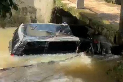 Mobil hanyut yang terbawa arus banjir di Kelurahan Cibubur, Ciracas, Jakarta Timur, MInggu (22/3/2026). Foto: Dok. Istimewa