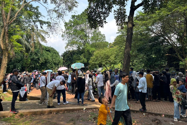 Pengunjung berwisata di Taman Margasatwa Ragunan, Jakarta, MInggu (22/3/2026). Foto: Amira Nada Fauziyyah/kumparan