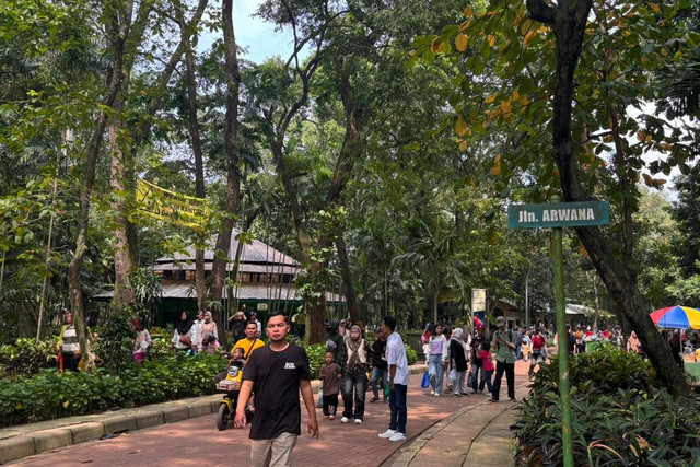 Pengunjung berwisata di Taman Margasatwa Ragunan, Jakarta, MInggu (22/3/2026). Foto: Amira Nada Fauziyyah/kumparan
