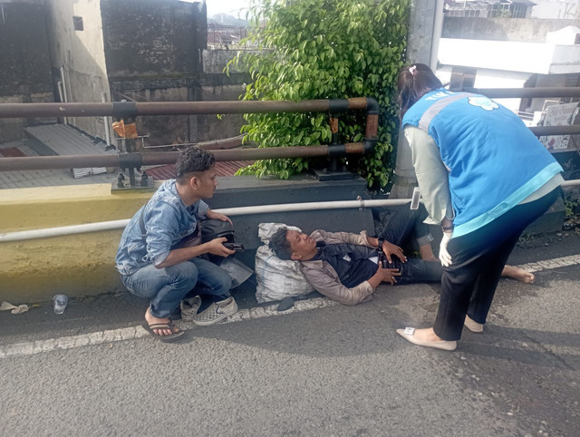 kecelakaan pemotor karena jalan berlubang di Fly Over Ciputan pada Minggu (22/3) pagi. Foto: Dok. Polsek Ciputat Timur