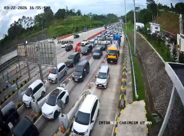 Sejumlah kendaraan antre untuk melintas di Gerbang Tol Caringin Utama, Bogor, Minggu (22/3/2026). Foto: Dok. CCTV Trans Jabar Tol