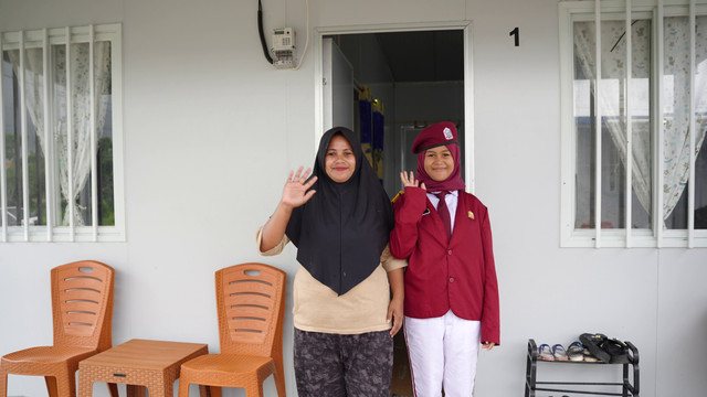 Naila menikmati momen mudik perdana di rumah barunya bersama keluarga di Salodong. Rumah ini merupakan hasil kolaborasi pemerintah daerah dan pusat.  Foto: Dok. Humas Pusdiklatbangprof Kemensos