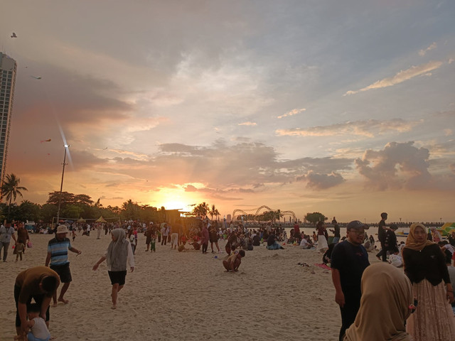 Suasana sore di Pantai Ancol pada Minggu (22/3).  Foto: Ryan Iqbal/kumparan