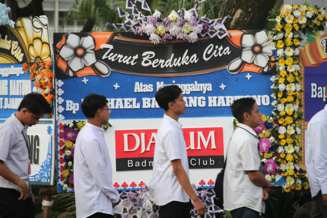 Para karyawan memberikan penghormatan terakhir kepada jenazah Chairman PT Djarum Michael Bambang Hartono di GOR Djarum Jati Kabupaten Kudus, Jawa Tengah pada Minggu (22/3). Foto: Vega Maarijil Ula/kumparan