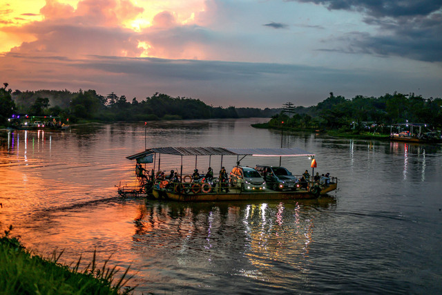 Perahu penyeberangan melintas di Sungai Brantas di Jatikalen, Nganjuk, Jawa Timur, Minggu (22/3/2026).  Foto: Muhammad Mada/ANTARA FOTO