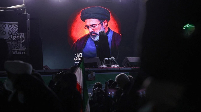 Foto pemimpin tertinggi Iran, Mojtaba Khamenei di Teheran (Sumber: Kumparan)