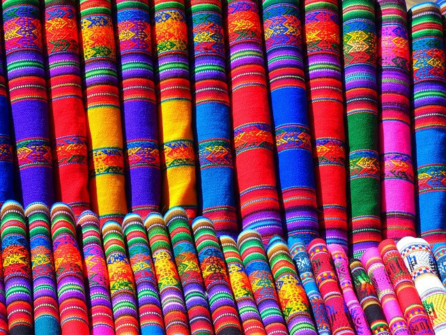Songket Sambas merupakan warisan tekstil tradisional khas Kalimantan Barat. Sumber foto: pixabay.com