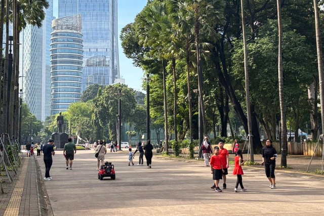 Warga berolahraga di kawasan Stadion Gelora Bung Karno, Senayan, Jakarta, Senin (23/3/2026). Foto: Amira Nada/kumparan