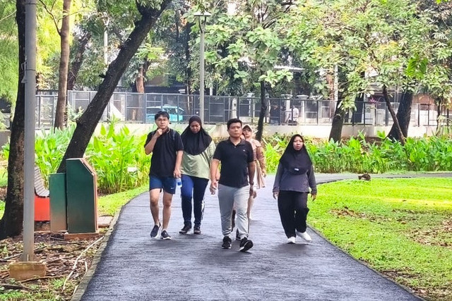 Warga berolahraga di Tebet Eco Park, Jakarta Selatan, Senin (23/3/2026). Foto: Jeni Ritanti/kumparan