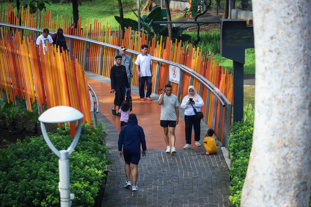 Warga berolahraga di Tebet Eco Park, Jakarta Selatan, Senin (23/3/2026). Foto: Iqbal Firdaus/kumparan