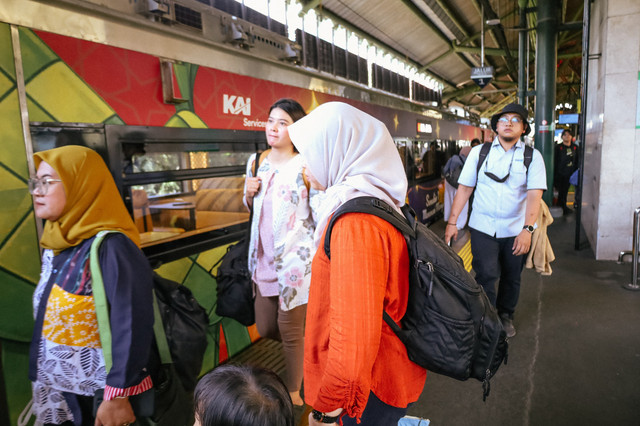 Penumpang berjalan saat tiba di Stasiun Gambir, Jakarta. Foto: KAI