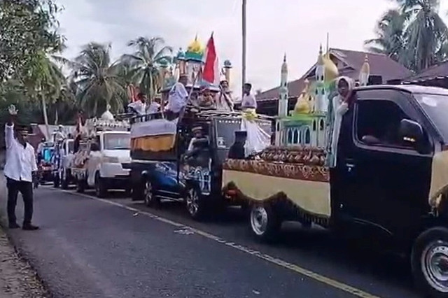 Tradisi Antar Dulang saat Idul Fitri di Maluku. Foto: kumparan