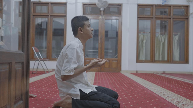 Isra saat berdoa di musala STIS Cibinong, Jumat (20/3/2026). Foto: Kemensos RI