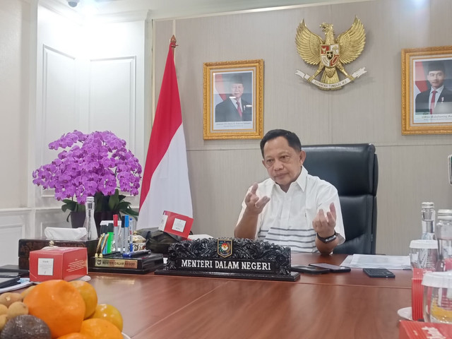 Menteri Dalam Negeri, Tito Karnavian saat di kediamannya di Widya Candra I, Jakarta Selatan, Senin (23/3). Foto: Ryan Iqbal/kumparan