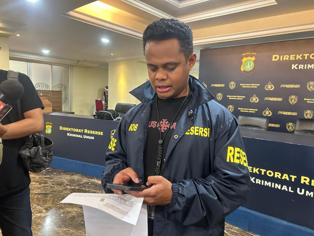 Penyidik Panit Subdit Resmob Ditreskrimum Polda Metro Jaya, AKP Fechy J. Ataupah dalam jumpa pers di Polda Metro Jaya, Senin (23/3). Foto: Nauval Pratama/kumparan