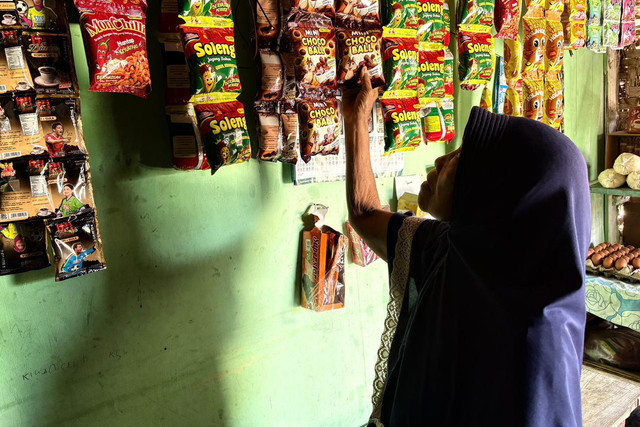 Nenek Mas Amah menerima bantuan kewirausahaan dari Sentra Wyata Guna Bandung untuk memperkuat usaha dan mendukung keberfungsian sosial lansia. Foto: Kemensos RI