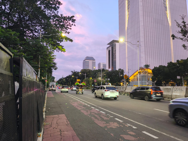 Kondisi badan jalan di sekitar kawasan Monumen Nasional (Monas), Jakarta Pusat, Senin (23/3/2026). Foto: Jeni Ritanti/kumparan